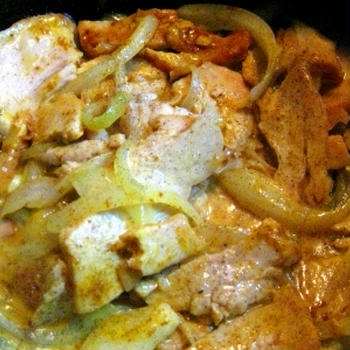 チキンのカレー風味のせカルボナーラ