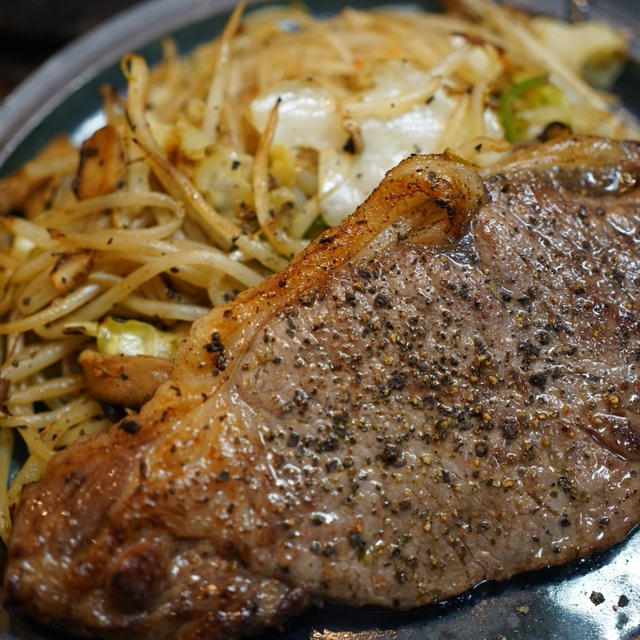 塩と黒胡椒だけで味付けして食べる、ふつうの野菜炒めと牛赤身肉ステーキ