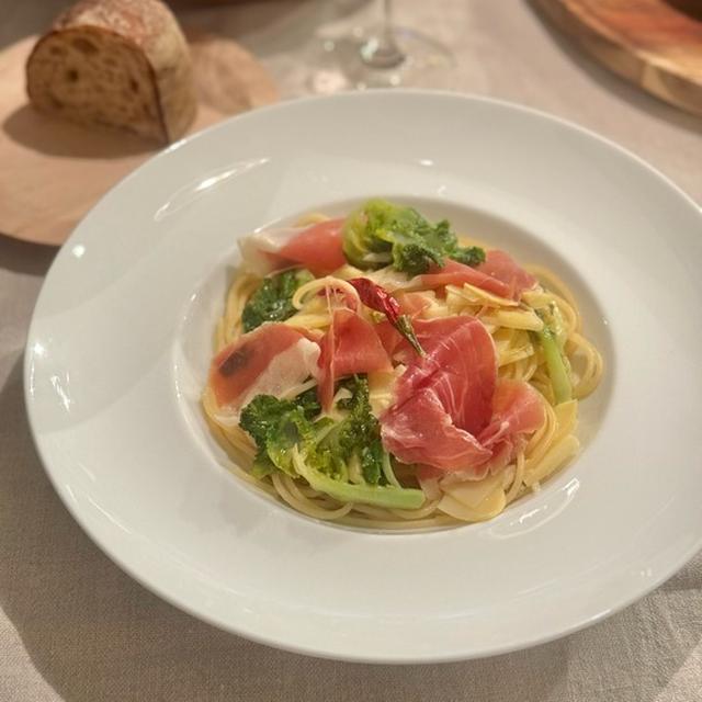 筍とプチヴェールと生ハムのパスタと、手羽中のグリルとボリュームサラダの夜ごはん&地味抱っこひめちゃん