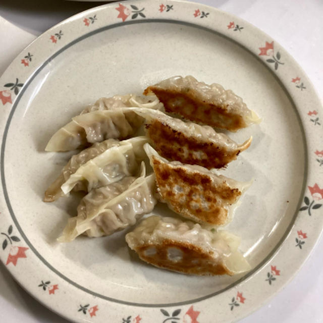 餃子は蒸し焼きあとに羽つける？
