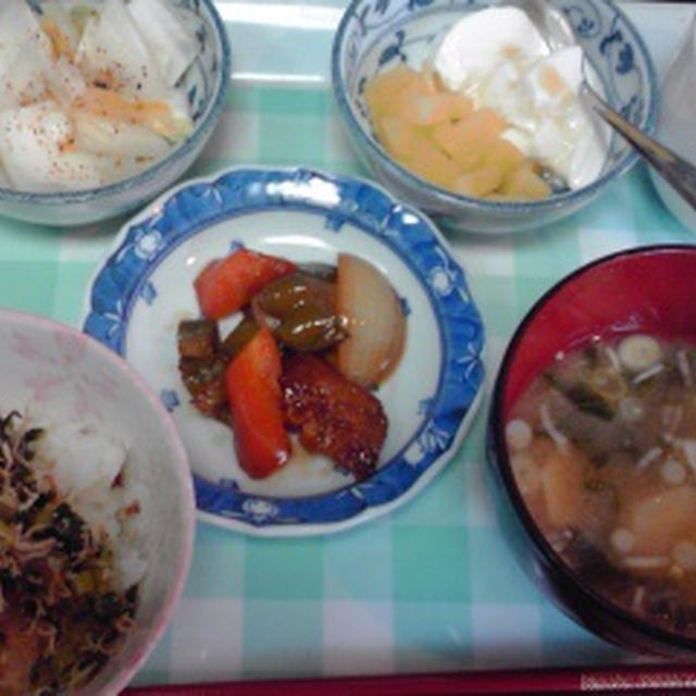 今朝の自分ご飯、里芋と大根の葉っぱの味噌汁美味しかった♪今朝もちゃんと食べました。