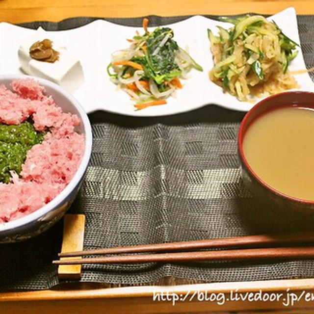 まぐろたたきめかぶ丼の献立