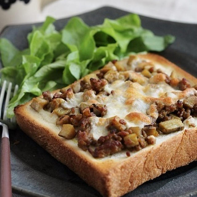 カレー牛蒡そぼろのせチーズトースト
