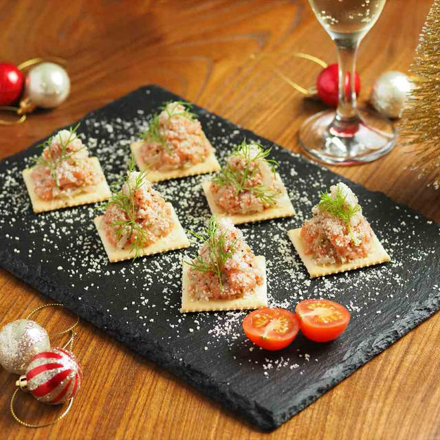 男の簡単マッスル飯、サーモンタルタルのクリスマスカナッペ、サーモン刺身はマッスル飯におすすめ！