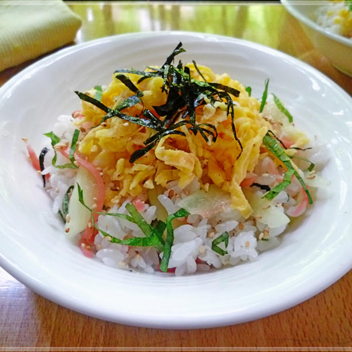 スイカの皮のレモンちらし寿司が白い皿に盛り付けられている
