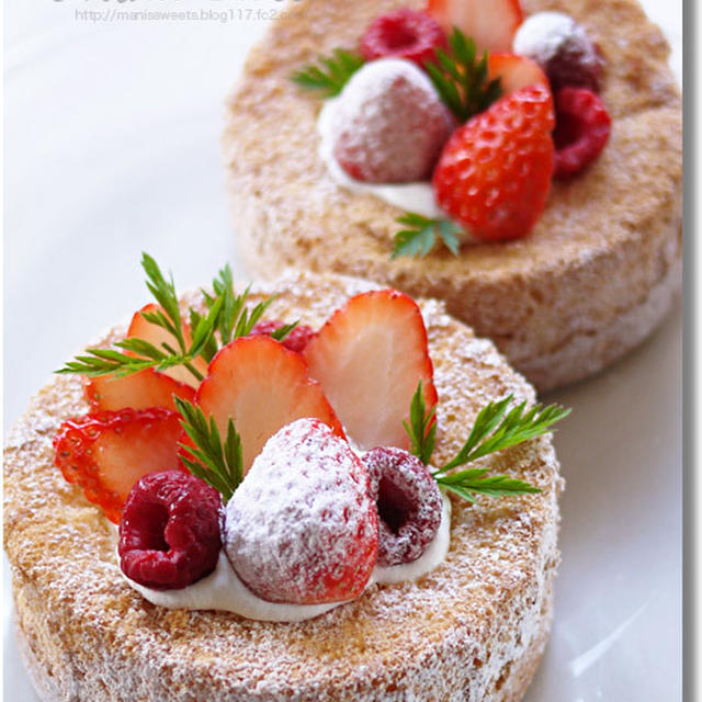 苺のっけのミニスポンジケーキ