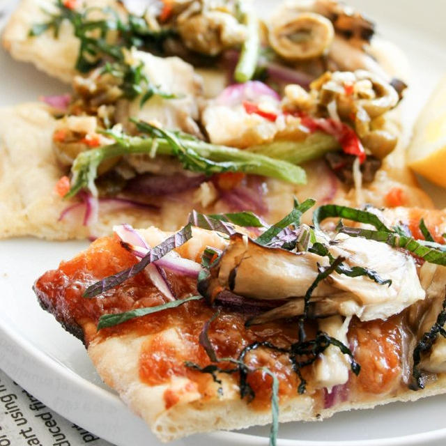 Maitake Mushroom Pizza Two Ways 舞茸ピザ二種どっちが好み？
