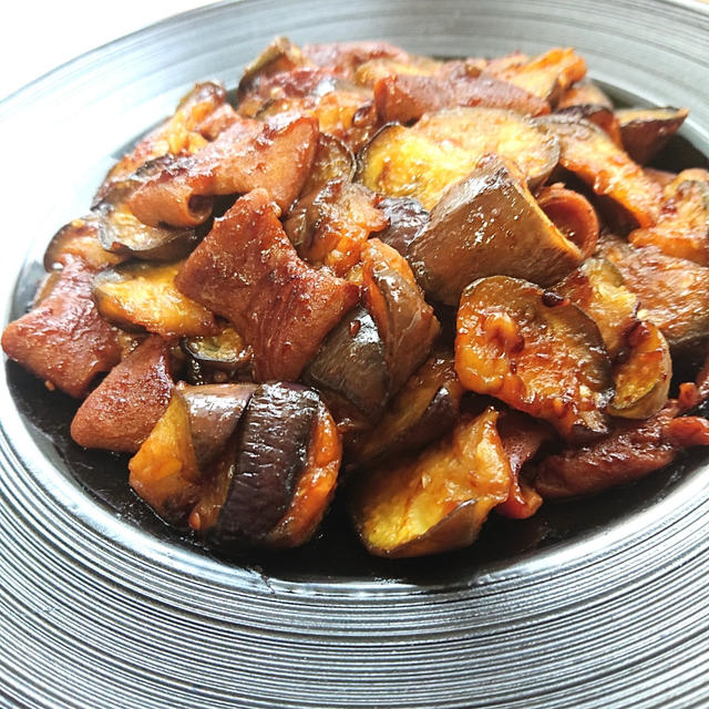 豚ホルモンとナスの焼肉のタレ炒め