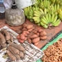 市場で売られるイモ類やバナナ