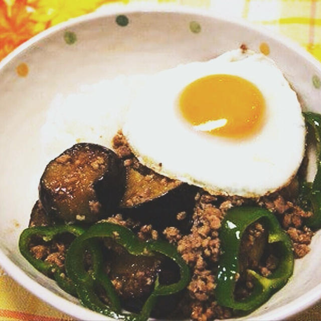 ペコリで掲載「今日のオススメ」【簡単♡挽肉と茄子のカレー風味がウマウマな丼 】