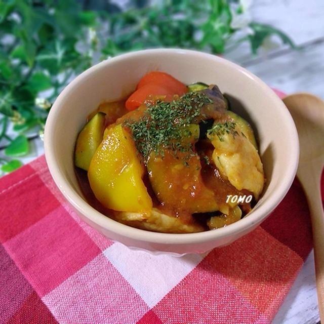 鶏胸肉も柔らか♪鶏胸肉と夏野菜のトマト煮