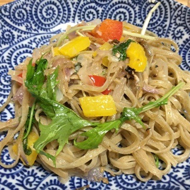 モロヘイヤ入り玄米麺とスモークオイルサーディンと野菜で麺料理