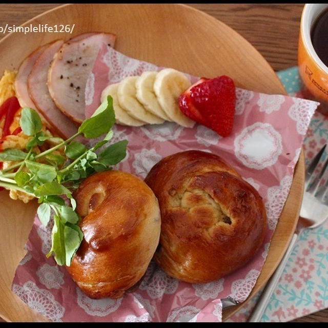 今朝の朝ごはん☆手作りﾊﾟﾝとﾊﾑｿﾃｰと娘の泣き。