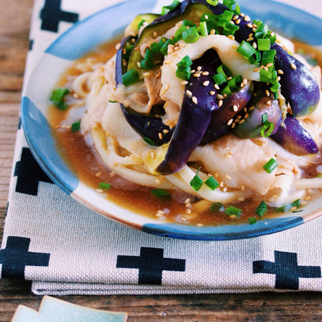 レンジでラクラク♪旨味がじゅわ〜♪『豚しゃぶと蒸しなすのぶっかけ冷やしうどん』