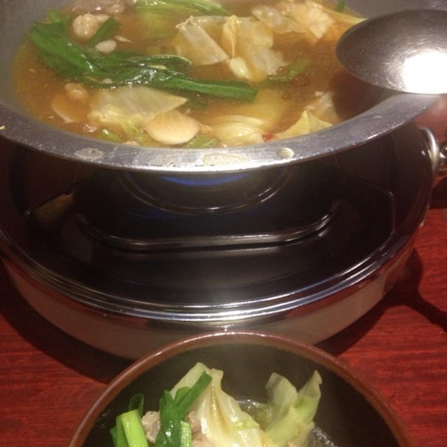 【中目黒】鳥小屋 本店　１人前９５０円のもつ鍋は１人前からOK　ちゃんぽん麺の表面がいい感じ