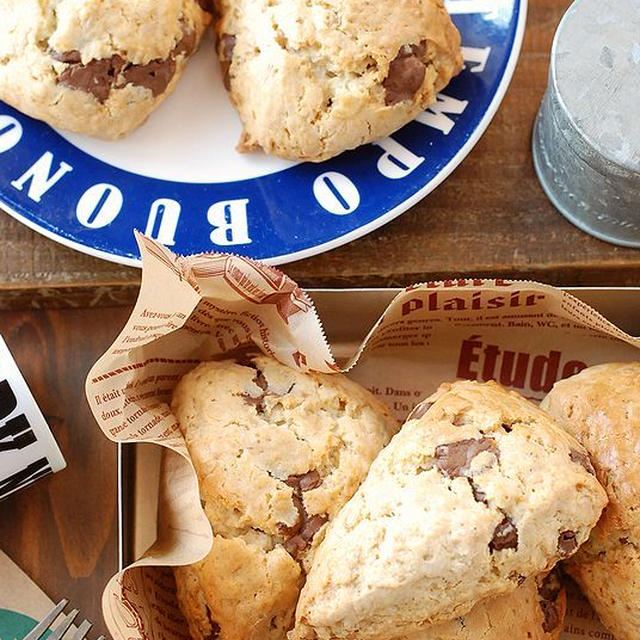 ボリューム満点♡オートミールとホケミで簡単♪チョコチャンクスコーン