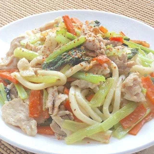 生姜でサッパリ！美味しい〜豚肉と小松菜の焼きうどん。