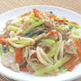生姜でサッパリ！美味しい〜豚肉と小松菜の焼きうどん。