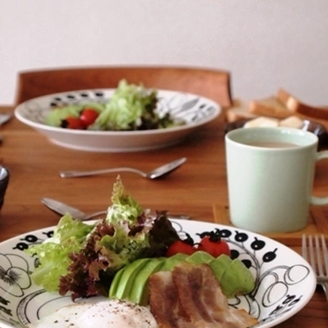 朝ごはんと赤い洋梨