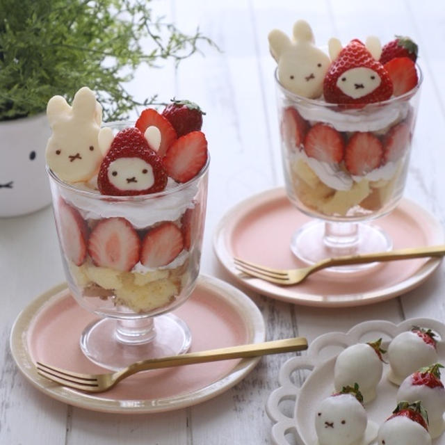 お菓子作りの残り物活用で♪ミッフィーのトライフル＆チョコがけいちご[高速動画あり]