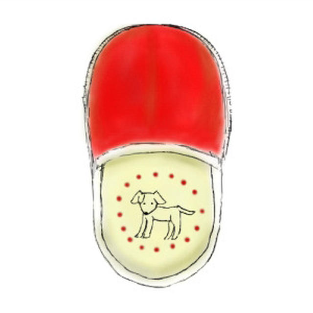犬の絵が入っている赤い靴