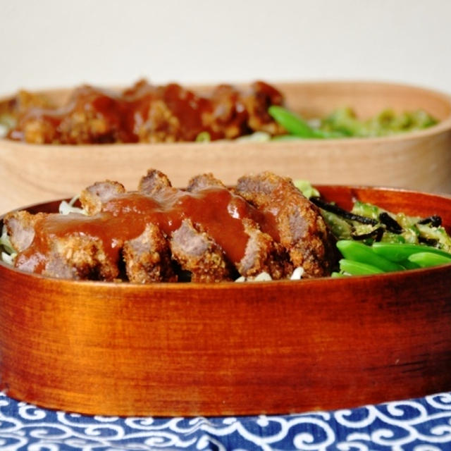 デミグラスビフカツ丼弁当と新しいお弁当箱。