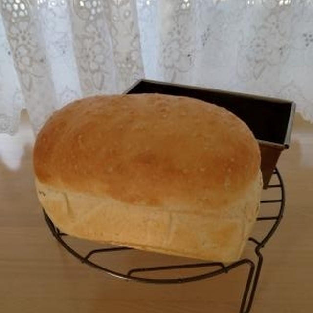 ”醤油麹の白ごまミニ食パン”を焼きました🎵
