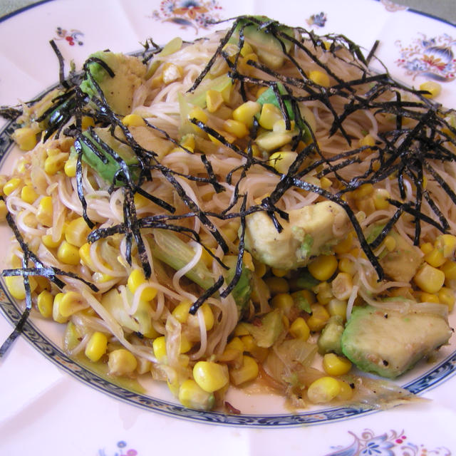 ランチにお手軽！コーンとアボカドの素麺味噌チャンプルー