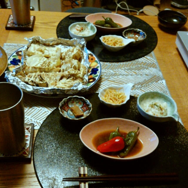 タラマヨ焼きとキャベツ千切りとトムヤムおでんに小鉢　大量のダンナごはん