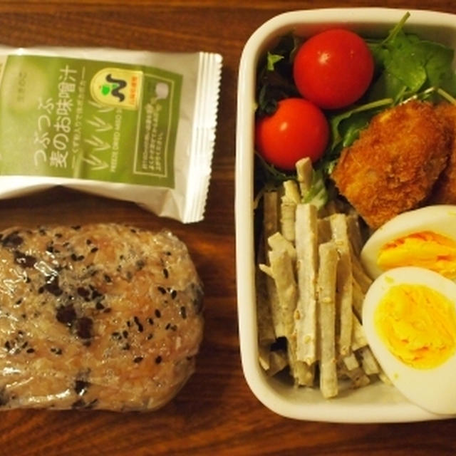 お赤飯とごぼうサラダのお弁当