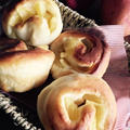 りんごとバターのまきまきパン。とオイルサーディンと菜の花。