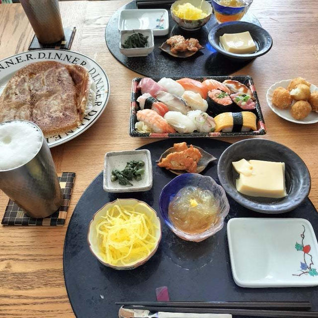 お寿司と冷凍餃子、小鉢５品で昼から家呑み