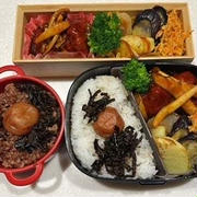 煮込みハンバーグ弁当、さくらんぼとくまんばち、大谷選手、３分クッキングのお味噌汁