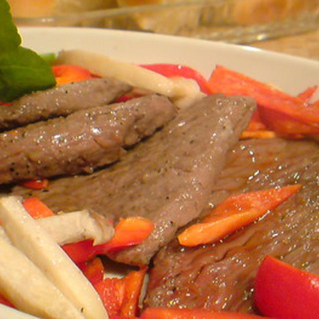 牛ランプ肉のグリルステーキと焼き野菜添え。