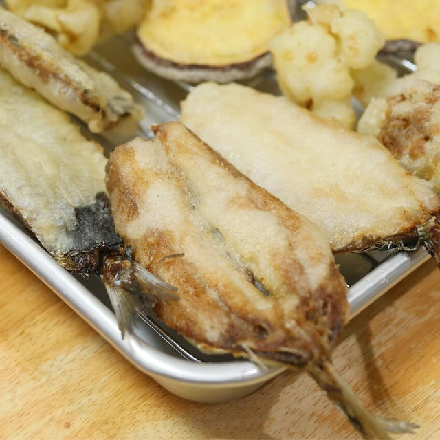 米粉と炭酸水と米油と美味しいまたいちの塩で「イワシの天ぷら」｜三毛猫パン