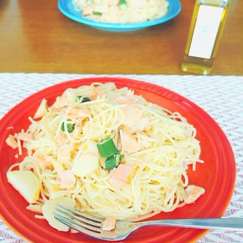 休日ランチは、鮭とじゃがいものパスタで