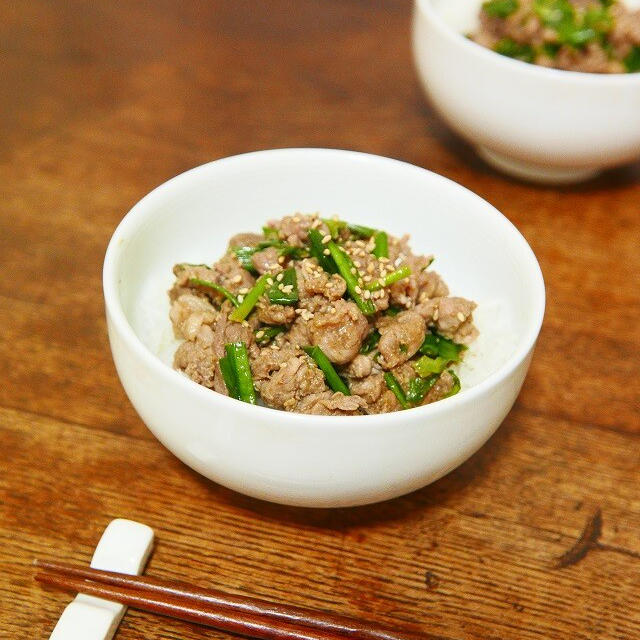 電子レンジで簡単★にんにくやごま油にクミンが香る♪豚こま肉とニラのスパイシー丼【スパイスアンバサダー2023】【レシピ2142】