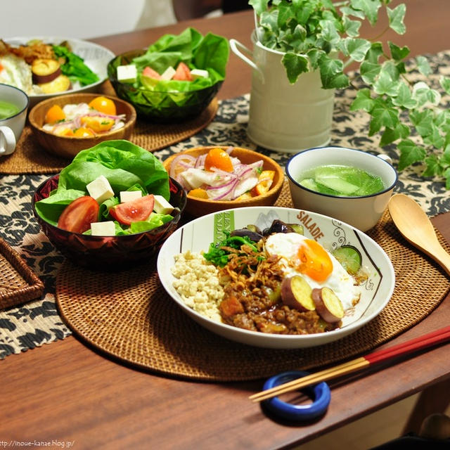 スパイシートマトキーマカレーにいろいろ野菜トッピングでにぎやかに献立