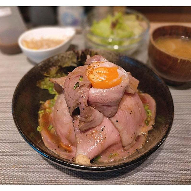 イベリコ豚炙りコンフィ丼「イベリコ豚おんどる焼 裏渋屋」