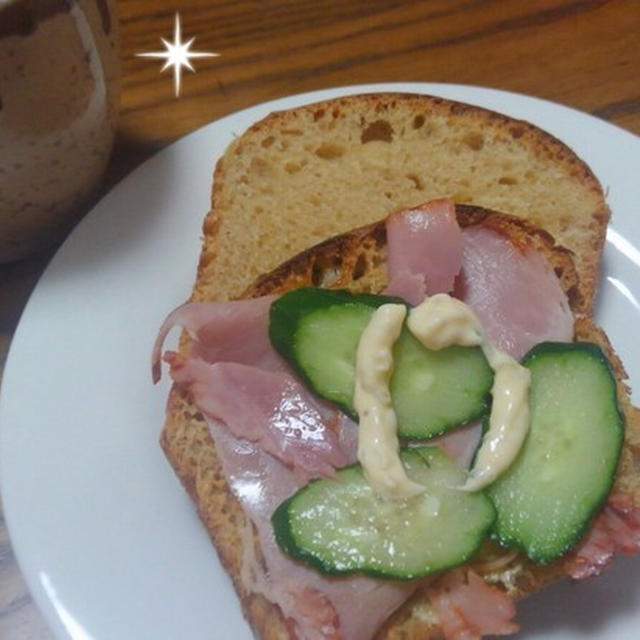 梅酵母の黒糖食パン。のオープンサンド♪