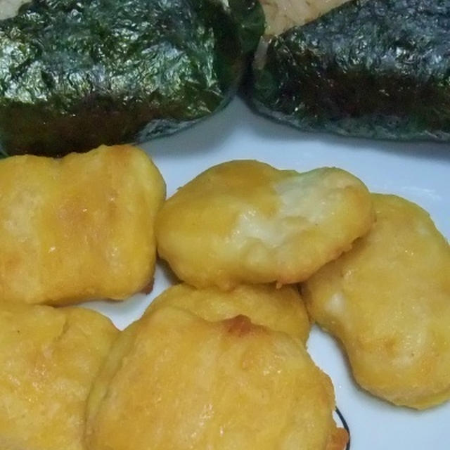 炊き込みご飯のおにぎりとチキンナゲット