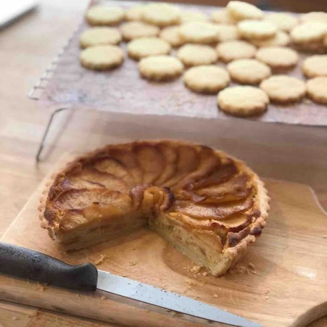 シンプルクッキーにりんごタルト！