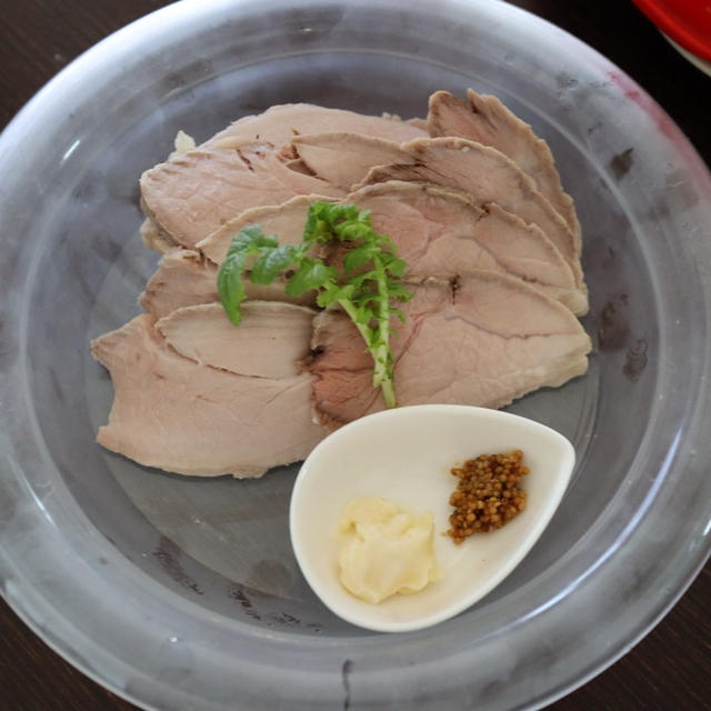 青森県産：豚もも肉・自家製ハム（低温調理）