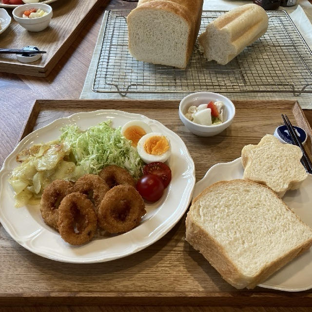 【献立】手作り食パン2種、イカリングフライ、じゃがいもスライスのバターソテー、茹で卵、ピクルス