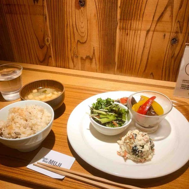 MUJIカフェの染み入るランチ