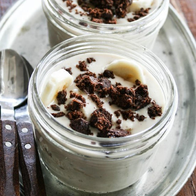 Vanilla Pudding with Banana and Brownie Crumblesバナナブラウニープディング