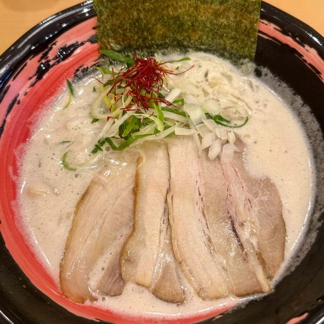 九州ラー麺 加虎　JR住吉駅近くの博多＆久留米ラーメンの店　スープの良さが感じられるラーメン　