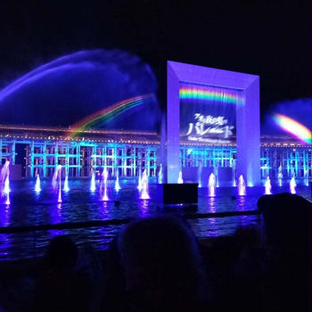 大阪・関西万博！「アオと夜の虹のパレード」夜の水上ショーを観覧エリアから