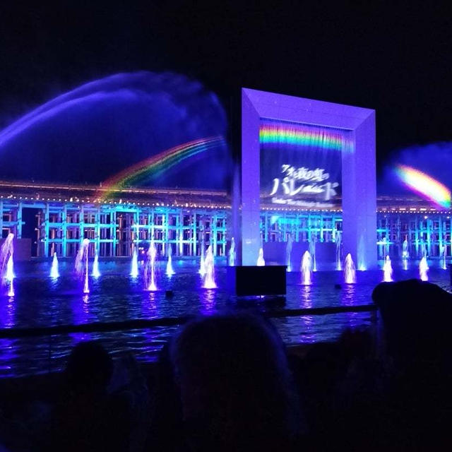 大阪・関西万博！「アオと夜の虹のパレード」夜の水上ショーを観覧エリアから