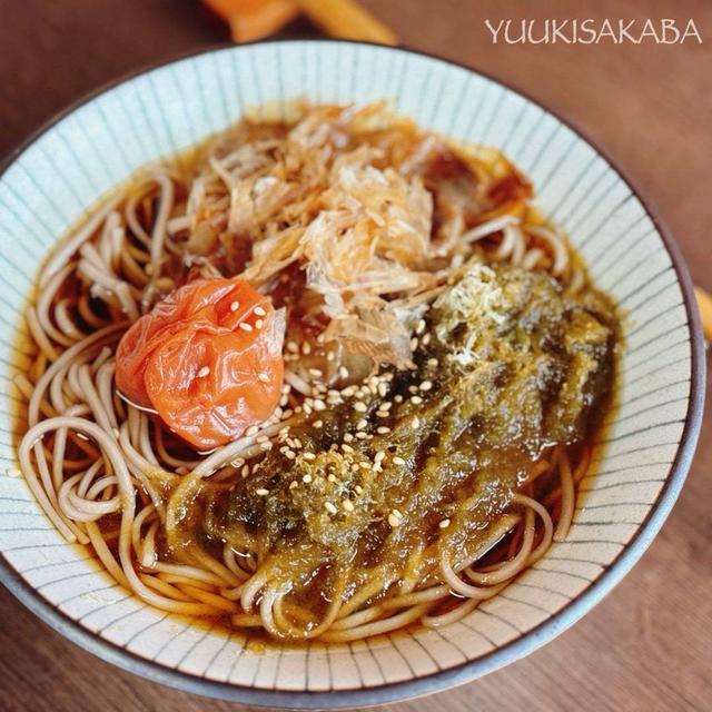 温でも冷でもOK！薬味たっぷりながら、包丁を使わずささっとできる一杯！梅かつおとろろ昆布蕎麦！